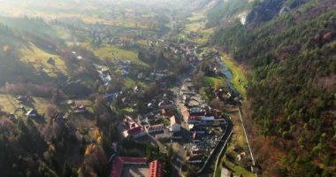 Romanya 'nın Transilvanya kentindeki Brasov İlçesindeki komünün insansız hava aracı görüntüsü