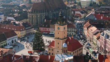 Romanya 'nın Brasov kentinin tarihi merkezindeki Konsey Meydanı' na Noel ağacının hava aracı görüntüsü kuruluyor