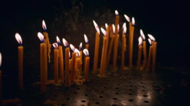 Kilisede yanan çoklu mumlara yakın.