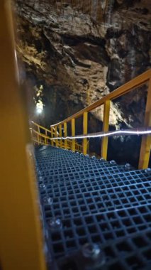 Romanya 'daki Bucegi Dağları' ndaki Lalomita Mağarası 'nın merdiven ve rayları. Dikey