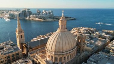 Malta 'nın Valletta kentinin insansız hava aracı görüntüsü, gün ışığında Akdeniz ile çevrili.