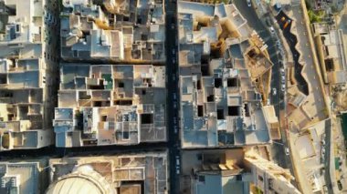 Malta 'nın Valletta kentinin insansız hava aracı görüntüsü, gün ışığında Akdeniz ile çevrili.