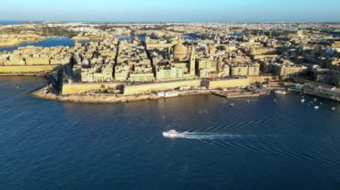 Malta 'nın Valletta kentinin insansız hava aracı görüntüsü, gün ışığında Akdeniz ile çevrili.