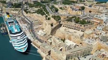 Malta 'nın Valletta kentinin insansız hava aracı görüntüsü, gün ışığında Akdeniz ile çevrili.