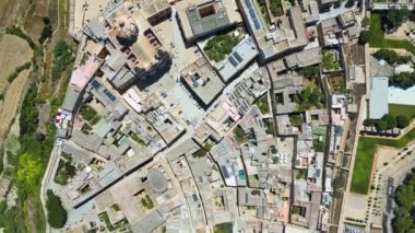 Malta 'nın Valletta kentinin insansız hava aracı görüntüsü, gün ışığında Akdeniz ile çevrili.