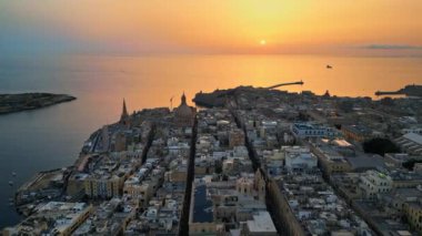 Akdeniz ile çevrili, Malta 'nın Valletta kentinin hava aracı görüntüsü.