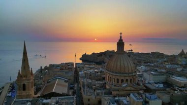 Akdeniz ile çevrili, Malta 'nın Valletta kentinin hava aracı görüntüsü.