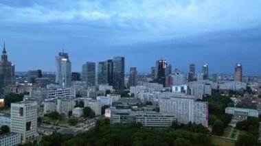 Varşova, Polonya 'nın Vistula Nehri üzerindeki hava aracı görüntüsü.