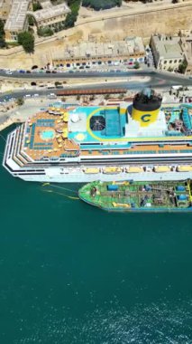 Malta 'nın Valletta kenti yakınlarındaki Akdeniz' de bir yolcu gemisinin insansız hava aracı görüntüsü. Dikey