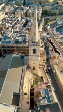 Malta 'nın Valletta kentinin hava aracı görüntüsü, gün ışığında Akdeniz ile çevrili. Dikey