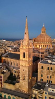 Akdeniz ile çevrili, Malta 'nın Valletta kentinin hava aracı görüntüsü. Dikey