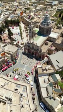 Gündüz vakti Malta, Rabat 'ın hava aracı görüntüsü. Dikey