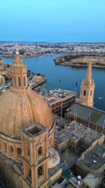 Akdeniz ile çevrili, Malta 'nın Valletta kentinin hava aracı görüntüsü. Dikey