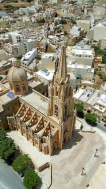 Akdeniz 'deki Malta' daki Gozo adasının insansız hava aracı görüntüsü. Dikey