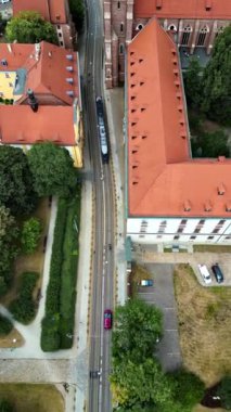 Wroclaw şehrinin batı Polonya 'daki Oder Nehri üzerindeki hava aracı görüntüsü. Dikey