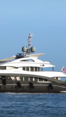 Vallauris, Fransa - 14 Kasım 2024: Golfe-Juan 'da denize açılan beyaz ve gri yat. Dikey