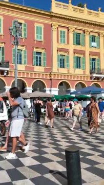 Güzel, Fransa - 7 Ekim 2024: insanlar gündüz vakti Place Massena 'da yürüyorlar. Dikey