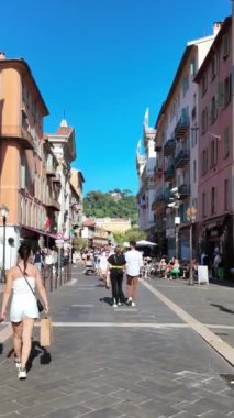 Nice, Fransa - 7 Ekim 2024: insanlar şehir merkezinin sokaklarında yürüyor. Dikey