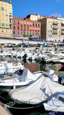 Güzel, Fransa - 7 Ekim 2024: güneşli bir günde Nice Limanı 'na beyaz tekneler yanaştı. Dikey