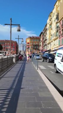 Güzel, Fransa - 7 Ekim 2024: İnsanlar şehir merkezinin sokaklarında gün ışığında yürüyorlar. Dikey