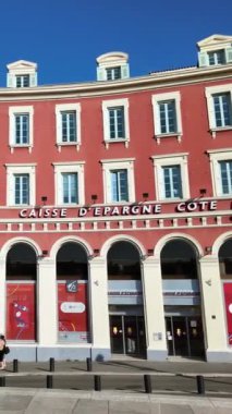 Nice, Fransa - 7 Ekim 2024 Massena Meydanı 'ndaki kırmızı binanın ön cephesi. Dikey