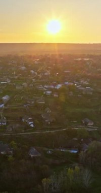 Gün batımında Orhei, Moldova ve Raut nehrinin hava aracı görüntüsü. Dikey