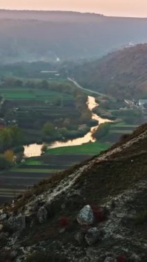 Gün batımında Moldova 'daki Eski Orhei tarihi ve arkeolojik kompleksinin insansız hava aracı görüntüsü. Dikey