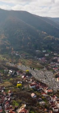 Romanya 'nın güneydoğu Transilvanya kentindeki Brasov kentinin hava aracı manzarası dağlarla çevrili. Dikey