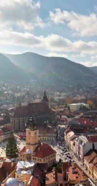 Romanya 'nın Brasov kentinin tarihi merkezindeki Konsey Meydanı' na Noel ağacının hava aracı görüntüsü yerleştiriliyor. Dikey