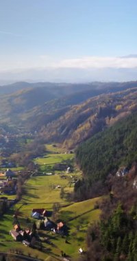 Romanya 'nın Brasov kenti yakınlarındaki Karpat Dağları' nın insansız hava aracı görüntüsü. Dikey