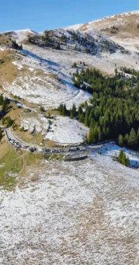 Romanya 'nın Brasov kenti yakınlarındaki Bucegi Dağları' nda küçük bir karın insansız hava aracı görüntüsü. Dikey