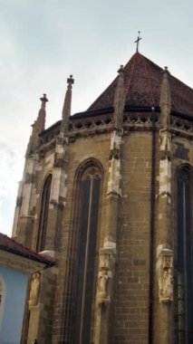 Romanya 'nın güneydoğu Transilvanya kentindeki Brasov kentindeki Kara Kilise cephesi güneşli bir günde. Dikey
