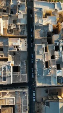 Malta 'nın Valletta kentinin hava aracı görüntüsü, gün ışığında Akdeniz ile çevrili. Dikey
