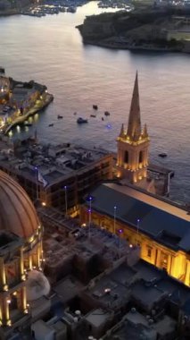 Akdeniz ile çevrili, Malta 'nın Valletta kentinin hava aracı görüntüsü. Dikey