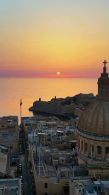 Akdeniz ile çevrili, Malta 'nın Valletta kentinin hava aracı görüntüsü. Dikey
