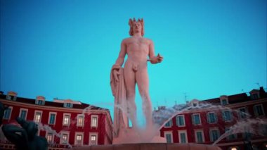 Nice, Fransa - 8 Ekim 2024: akşam Place Massena 'daki Fontaine du Soleil' de Apollo heykeli