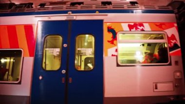 Monte Carlo, Monako - 4 Ekim 2024: Mavi ve beyaz tren akşam saatlerinde istasyona varacak.