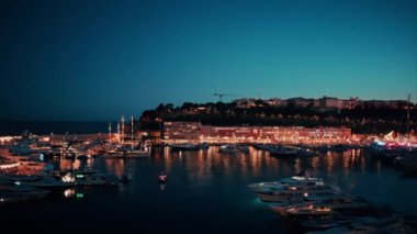 Akşamları Monte Carlo Yat Şovu 'nun havadan görünüşü ve arka planda şehrin ufuk çizgisi.