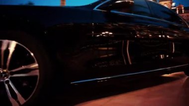 Monte Carlo, Monaco - 4 Ekim 2024: Akşamları Monte Carlo Kumarhanesi 'nin avlusundan geçen lüks arabalar