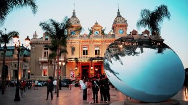 Monte Carlo, Monaco - 4 Ekim 2024: Gökyüzü ayna heykeli Monte Carlo Kumarhanesi 'nin önünde