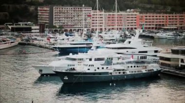 La Condamine, Monaco - 4 Ekim 2024: Arka planda şehrin ufuk çizgisi olan Monako limanına yanaşan teknelerin görüntüsü