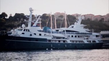 La Condamine, Monaco - 4 Ekim 2024: Arka planda şehrin ufuk çizgisi olan Monako limanına yanaşan teknelerin görüntüsü