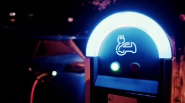 Gece aydınlık, elektrikli araba şarj istasyonunu kapatın.