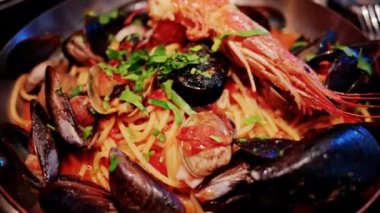 Makarnayı domates sosu ve tavada midye ile kapat.