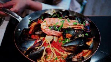 Makarnayı domates sosu ve tavada midye ile kapat.