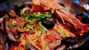 Makarnayı domates sosu ve tavada midye ile kapat.