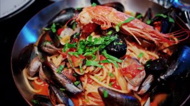 Makarnayı domates sosu ve tavada midye ile kapat.