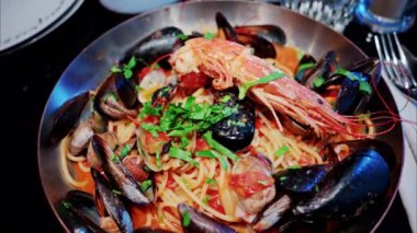 Makarnayı domates sosu ve tavada midye ile kapat.