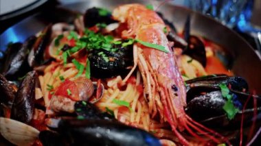 Makarnayı domates sosu ve tavada midye ile kapat.