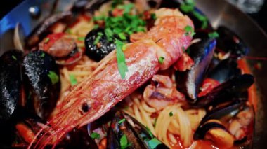 Makarnayı domates sosu ve tavada midye ile kapat.